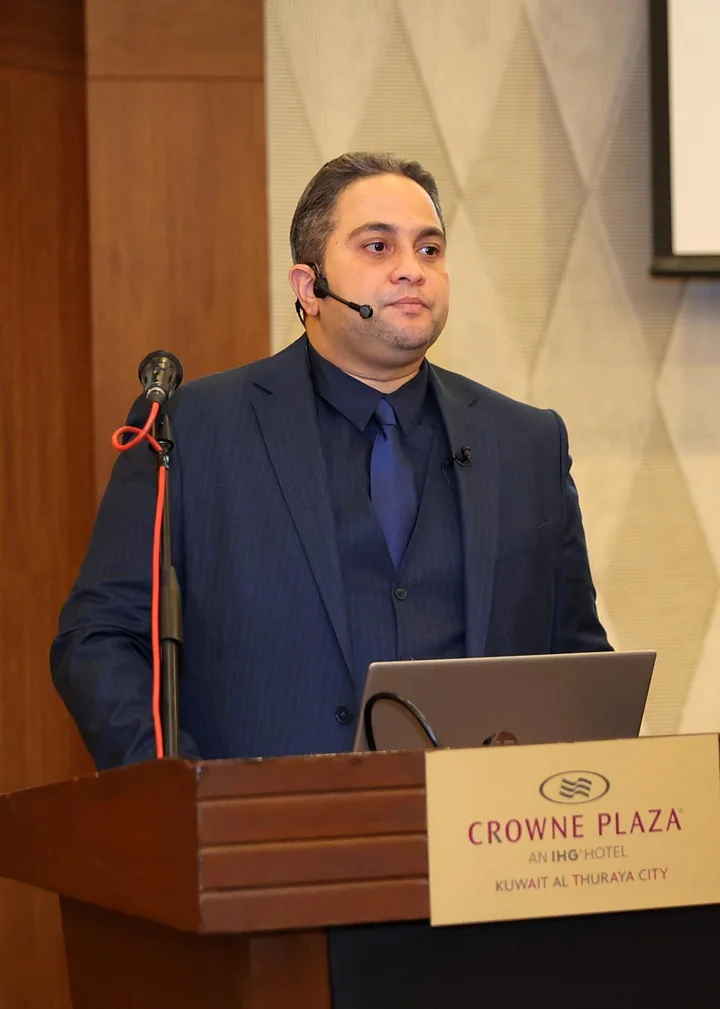 د. شريف شرف الدين أثناء تقديم محاضرة طبية في الكويت